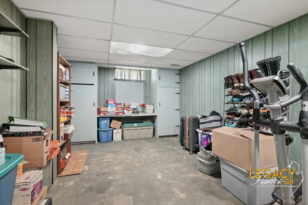 1031 Worcester Drive NE Grand Rapids City MI 49505