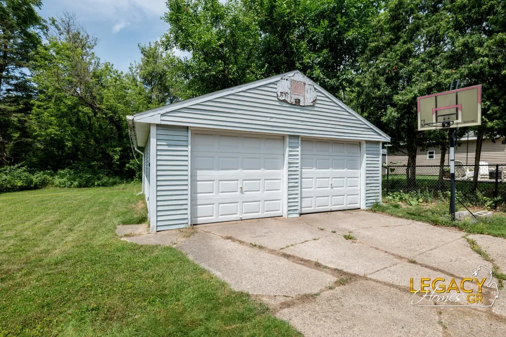1031 Worcester Drive NE Grand Rapids City MI 49505