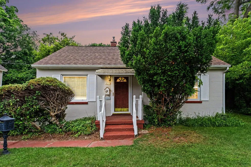 429 Coldbrook Street NE Grand Rapids City MI 49503
