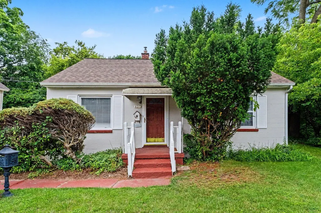 429 Coldbrook Street NE Grand Rapids City MI 49503