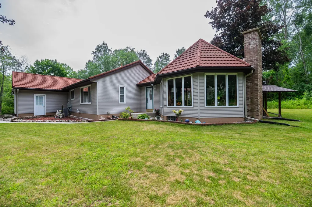 989 Mccabe Avenue NE Ada Township MI 49301