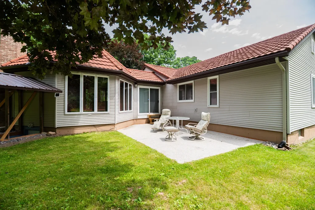 989 Mccabe Avenue NE Ada Township MI 49301