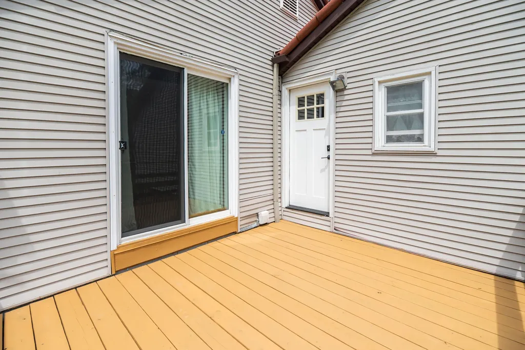 989 Mccabe Avenue NE Ada Township MI 49301