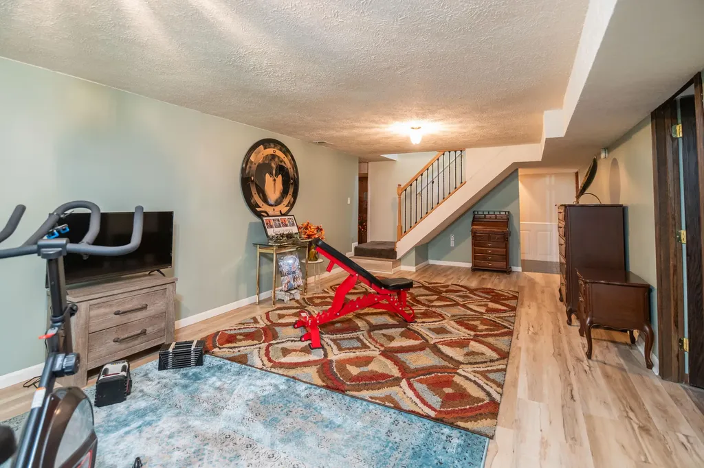 989 Mccabe Avenue NE Ada Township MI 49301