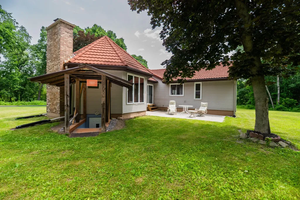 989 Mccabe Avenue NE Ada Township MI 49301
