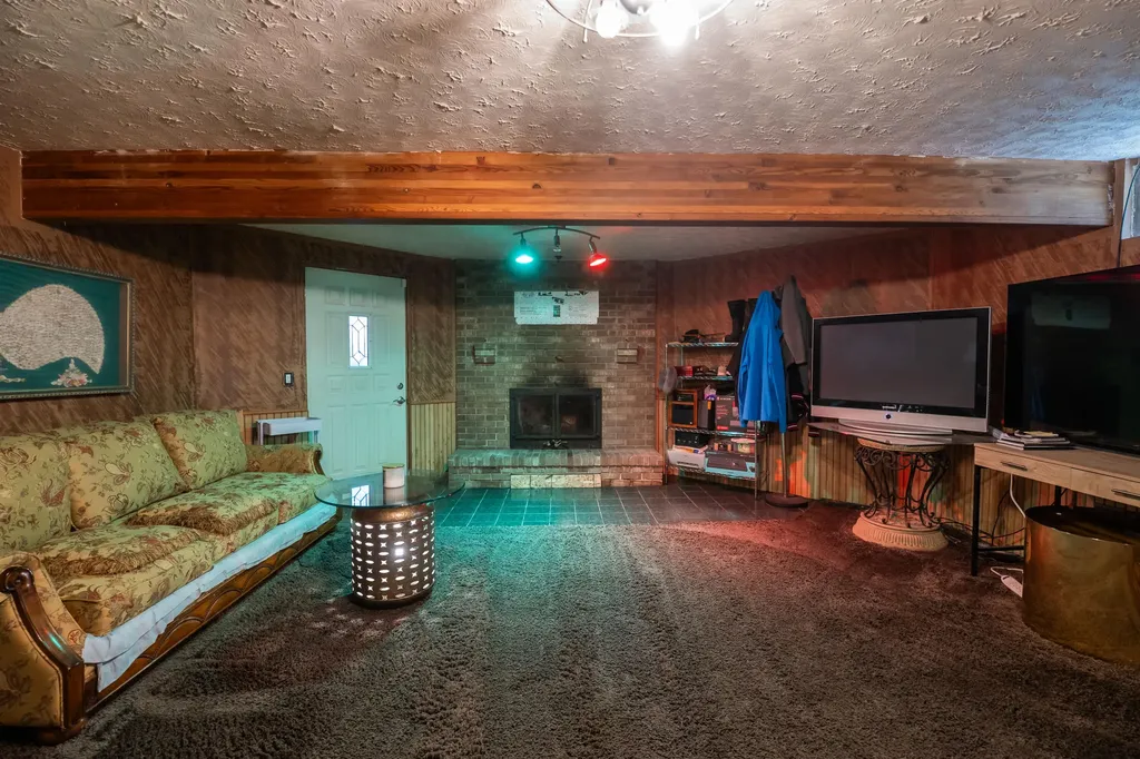 989 Mccabe Avenue NE Ada Township MI 49301