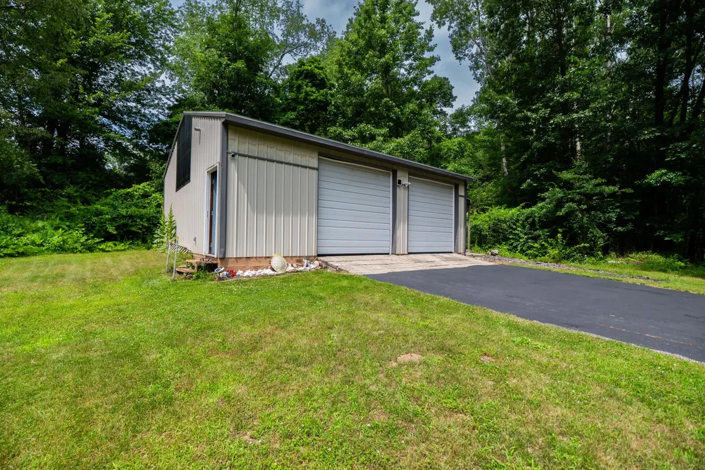 989 Mccabe Avenue NE Ada Township MI 49301