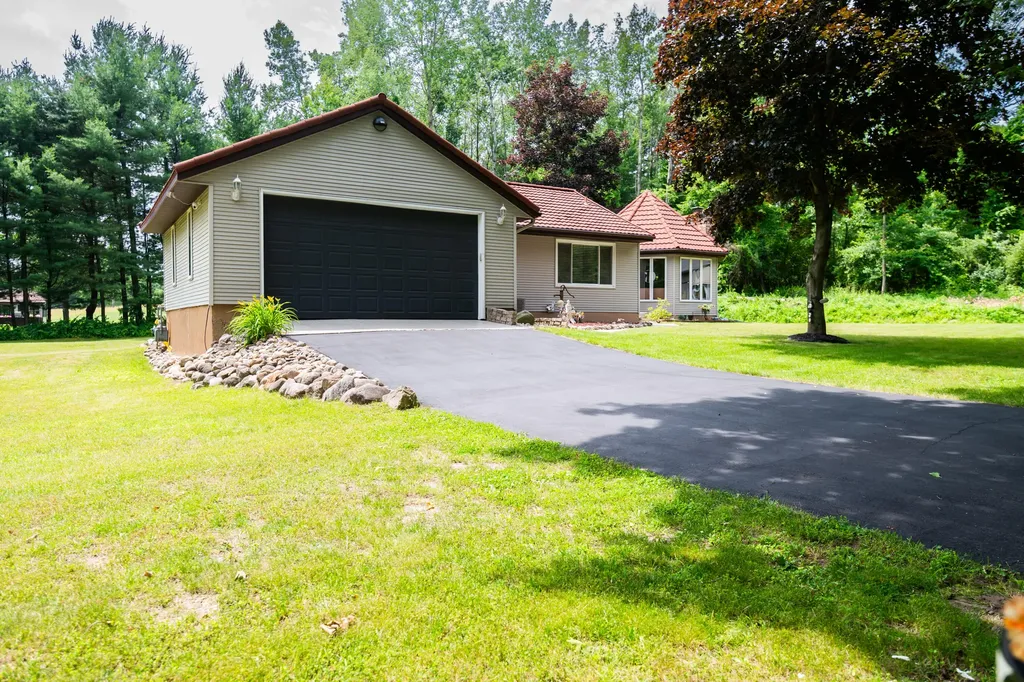 989 Mccabe Avenue NE Ada Township MI 49301