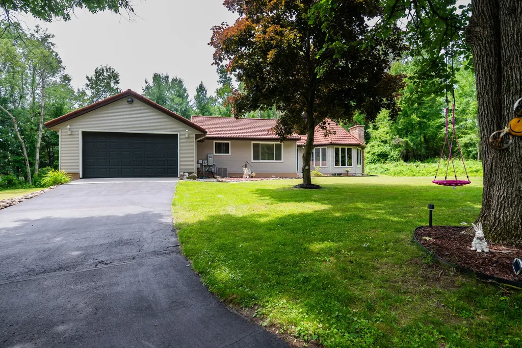 989 Mccabe Avenue NE Ada Township MI 49301