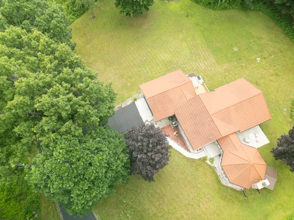 989 Mccabe Avenue NE Ada Township MI 49301