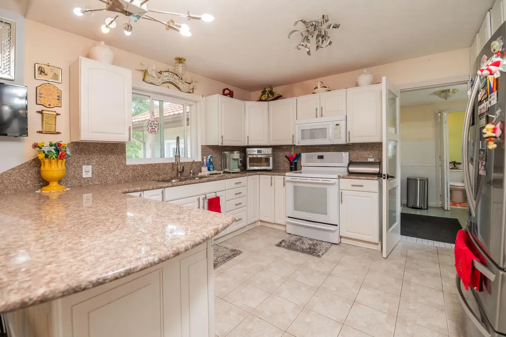 989 Mccabe Avenue NE Ada Township MI 49301
