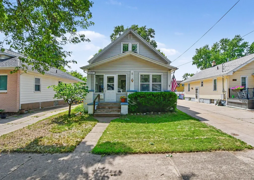 2041 Edgewood Avenue NE Grand Rapids City MI 49505