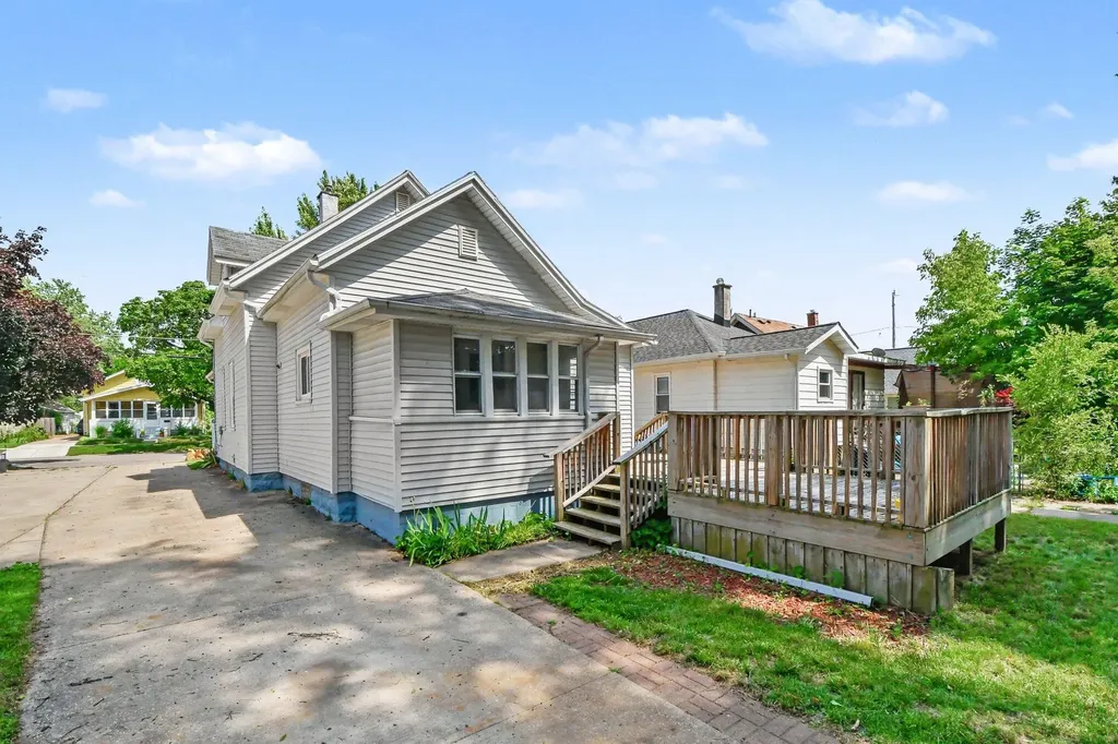 2041 Edgewood Avenue NE Grand Rapids City MI 49505