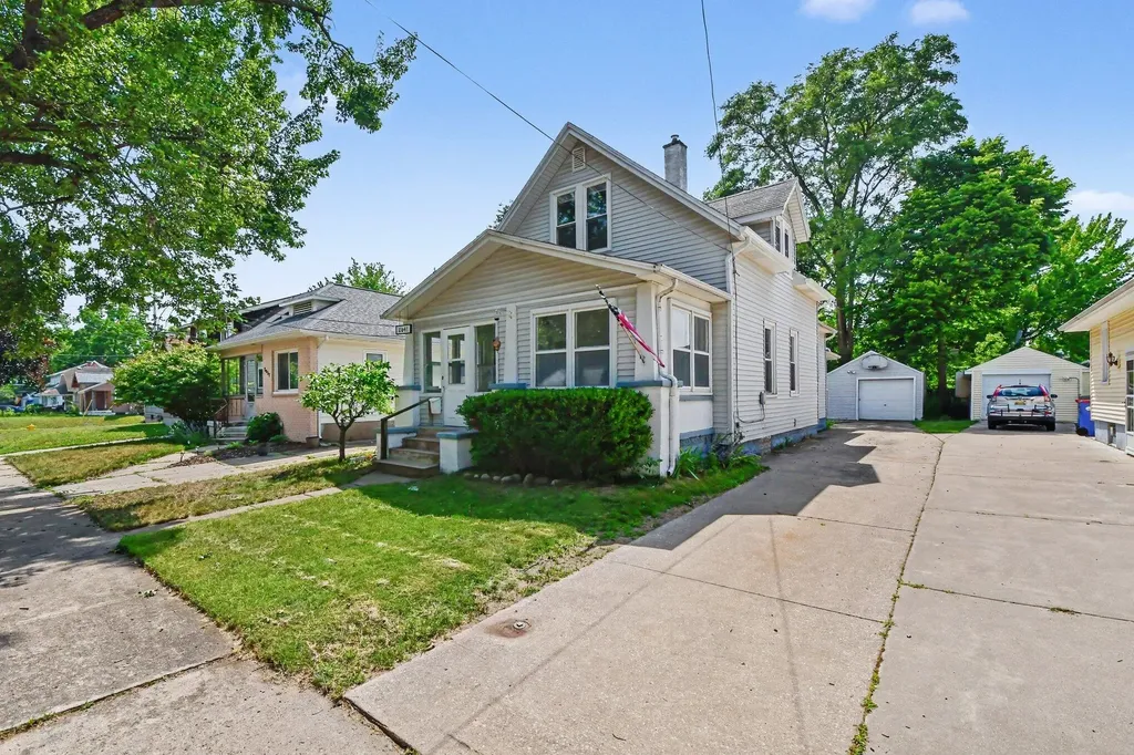 2041 Edgewood Avenue NE Grand Rapids City MI 49505