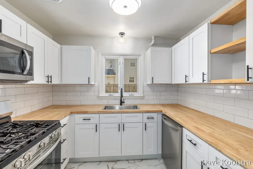 2530 De Hoop Avenue SW Wyoming City MI 49509