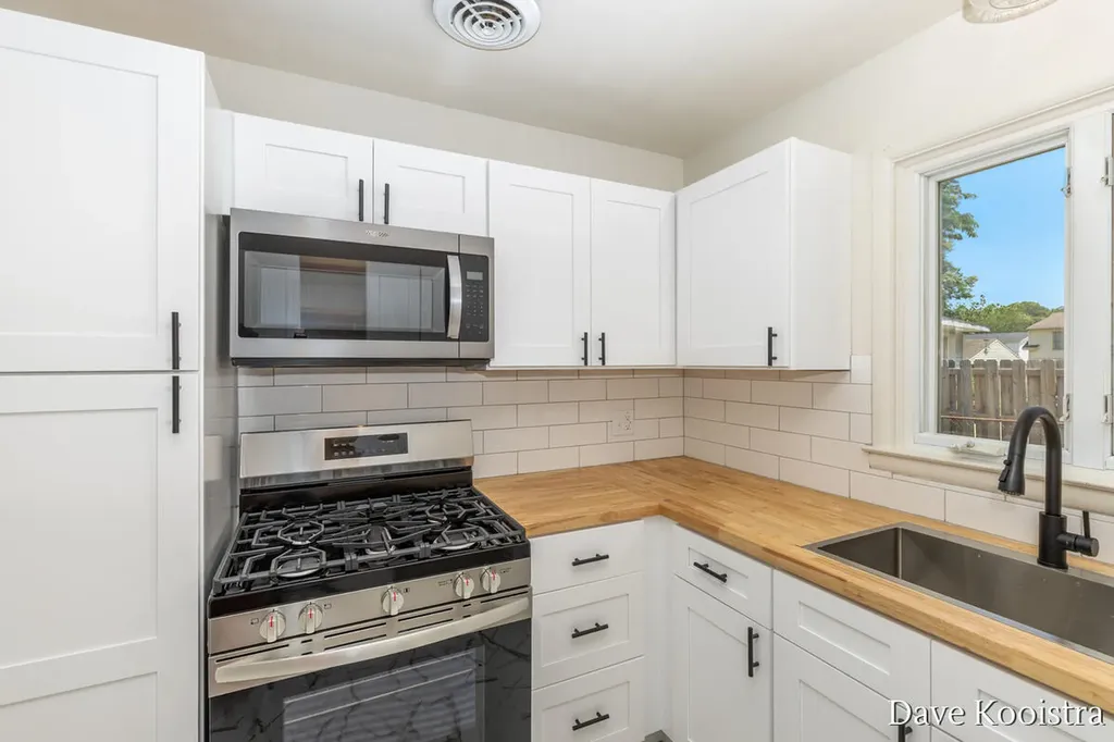 2530 De Hoop Avenue SW Wyoming City MI 49509