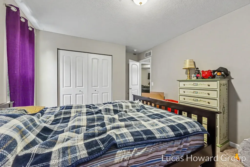1041 Sunfield Dr Drive Holland Charter Township MI 49424