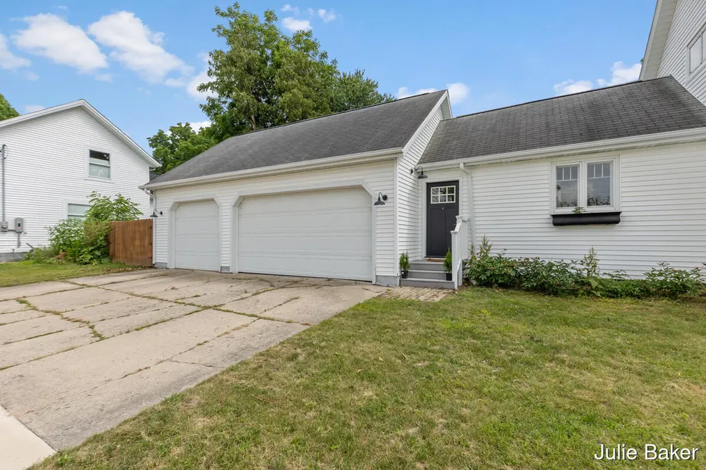 40 S Monroe Street NE Rockford City MI 49341