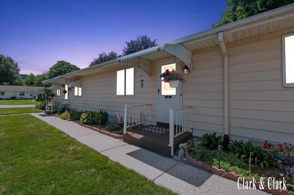5777 Leisure S Drive SE Kentwood City MI 49548