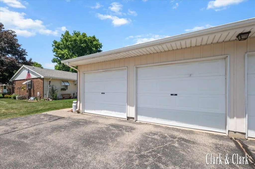 5777 Leisure S Drive SE Kentwood City MI 49548