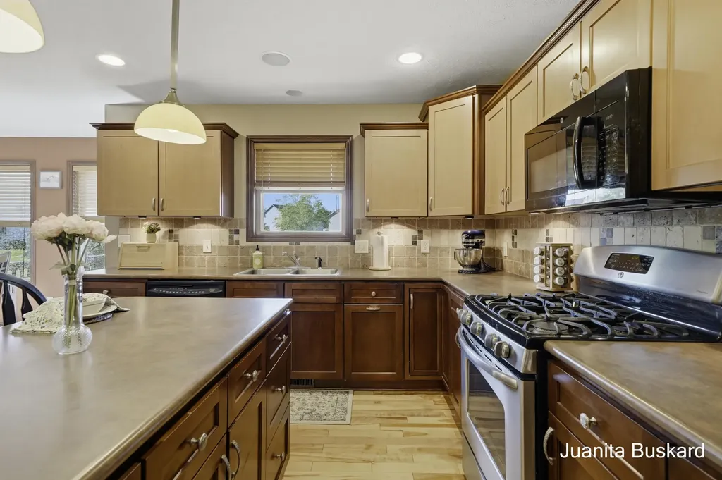 298 Creekside Drive Coopersville City MI 49404