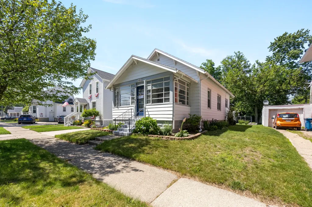 909 Slayton Avenue Grand Haven City MI 49417