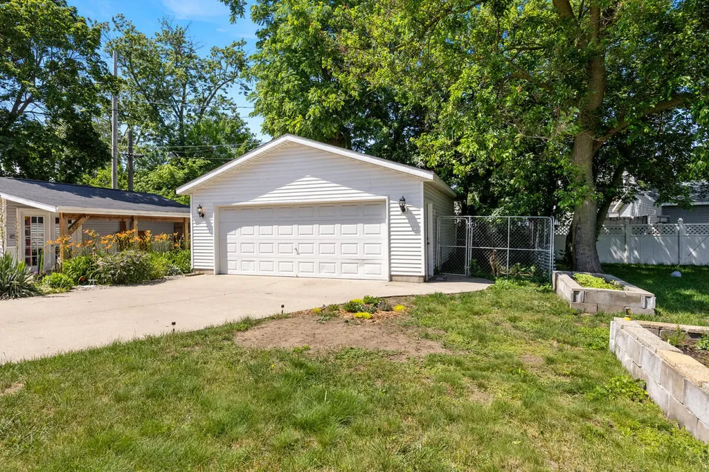909 Slayton Avenue Grand Haven City MI 49417