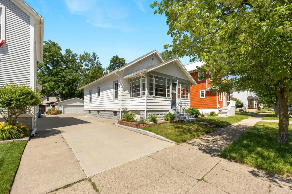 909 Slayton Avenue Grand Haven City MI 49417