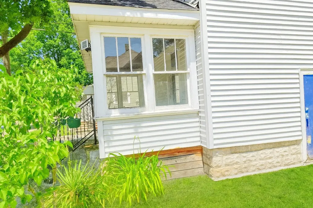1517 James Street Kalamazoo City MI 49001