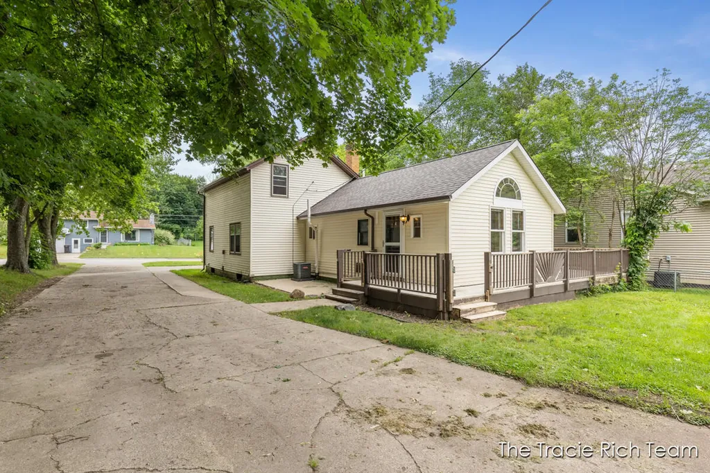 227 E Division Street NE Rockford City MI 49341