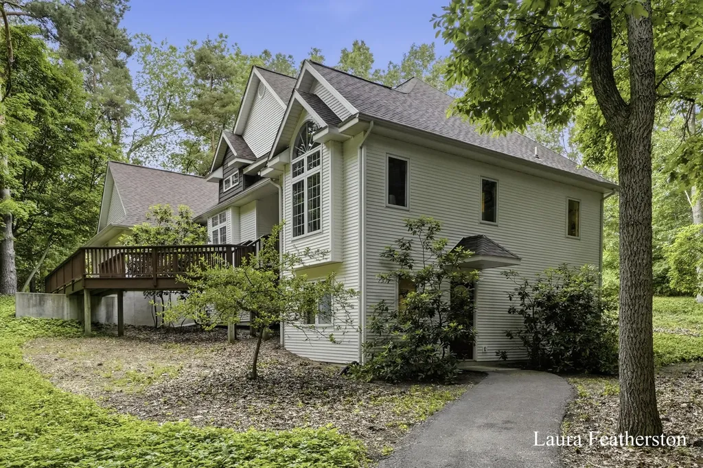 2291 Burton Pines Drive SE Kentwood City MI 49546