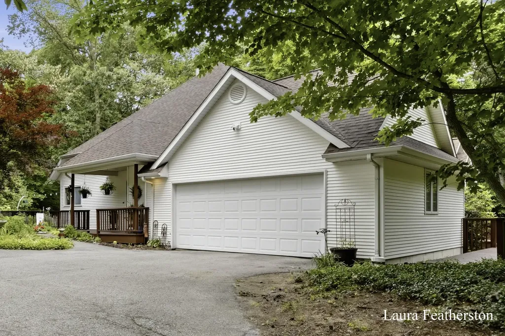 2291 Burton Pines Drive SE Kentwood City MI 49546