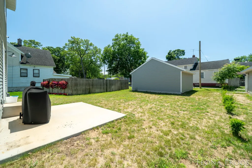 1379 Pine Street Muskegon City MI 49442