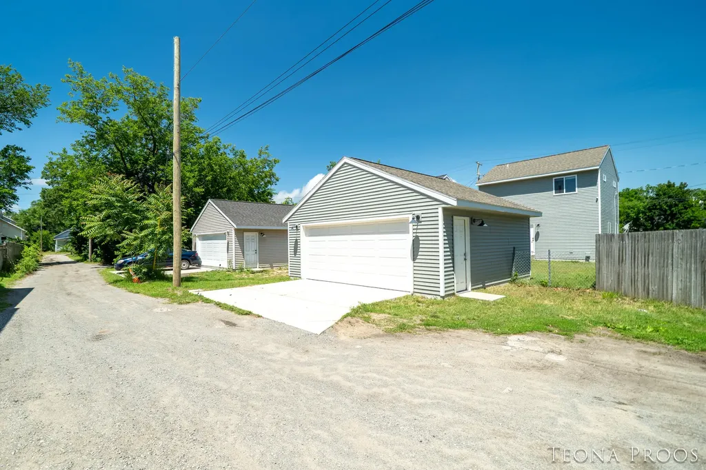 1379 Pine Street Muskegon City MI 49442