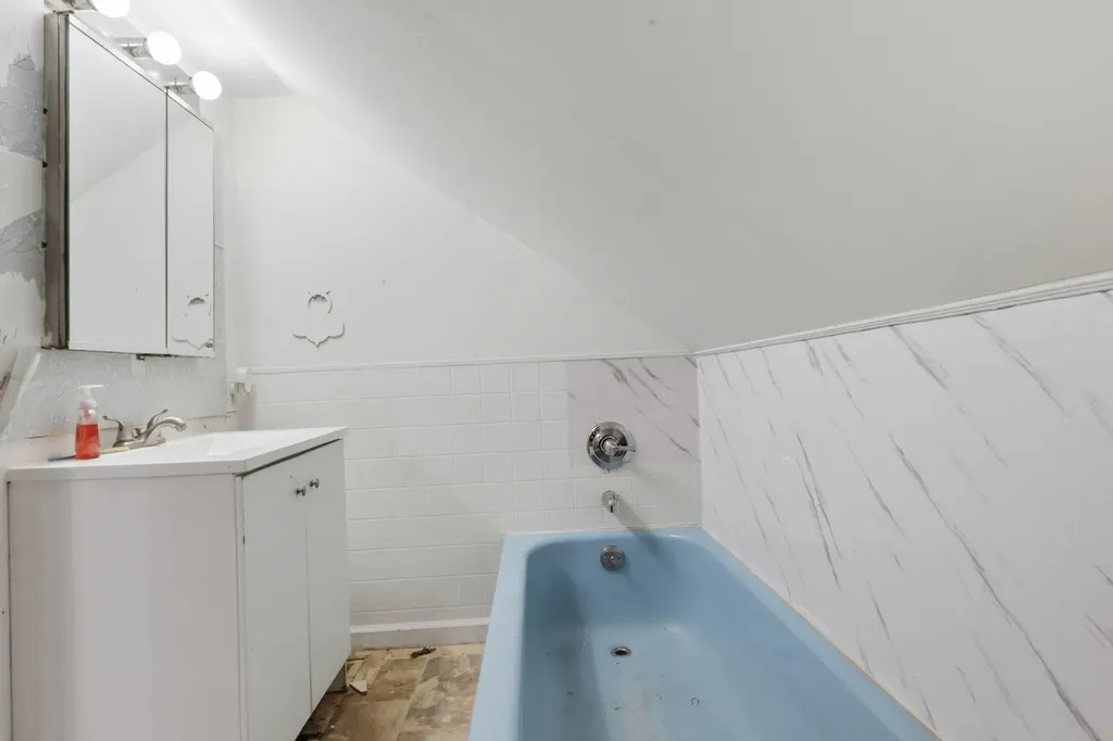 612 Baker Street Lansing City MI 48910