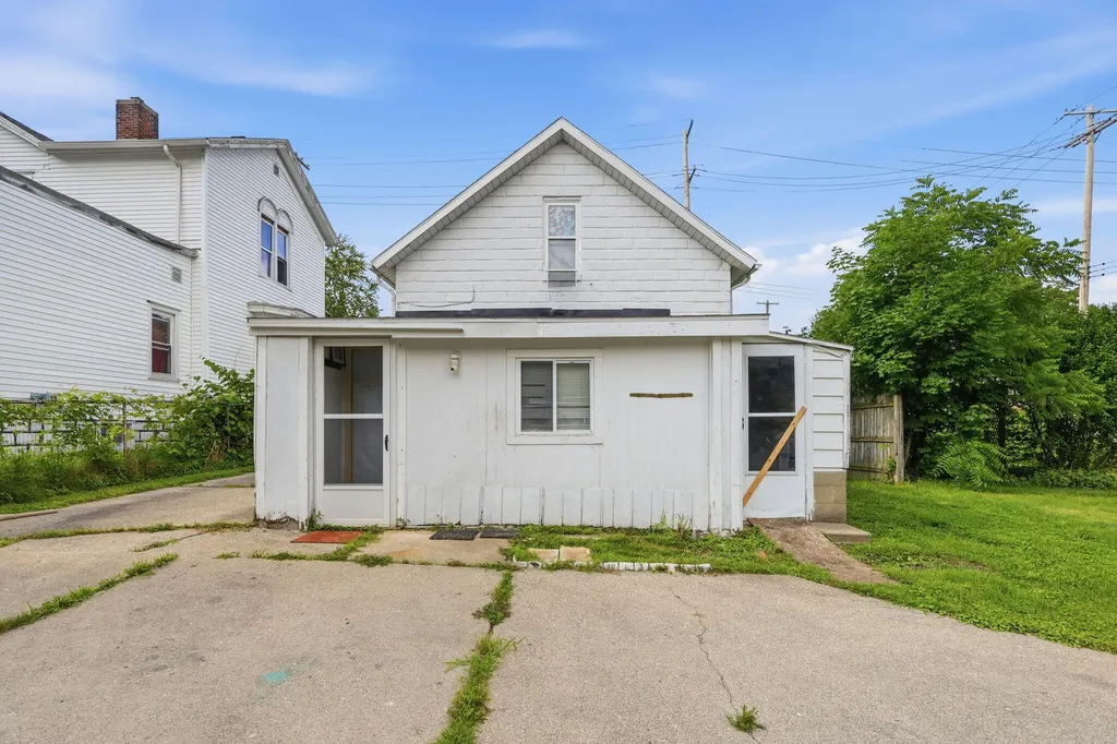 612 Baker Street Lansing City MI 48910