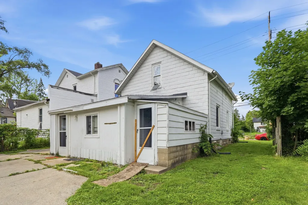 612 Baker Street Lansing City MI 48910