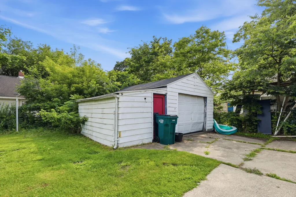 612 Baker Street Lansing City MI 48910