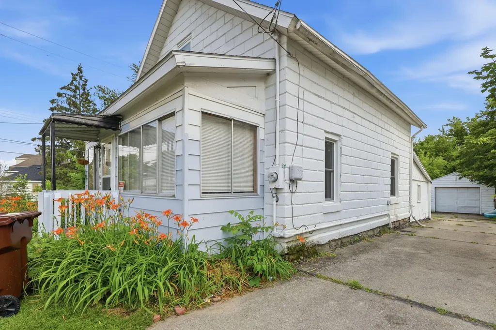 612 Baker Street Lansing City MI 48910