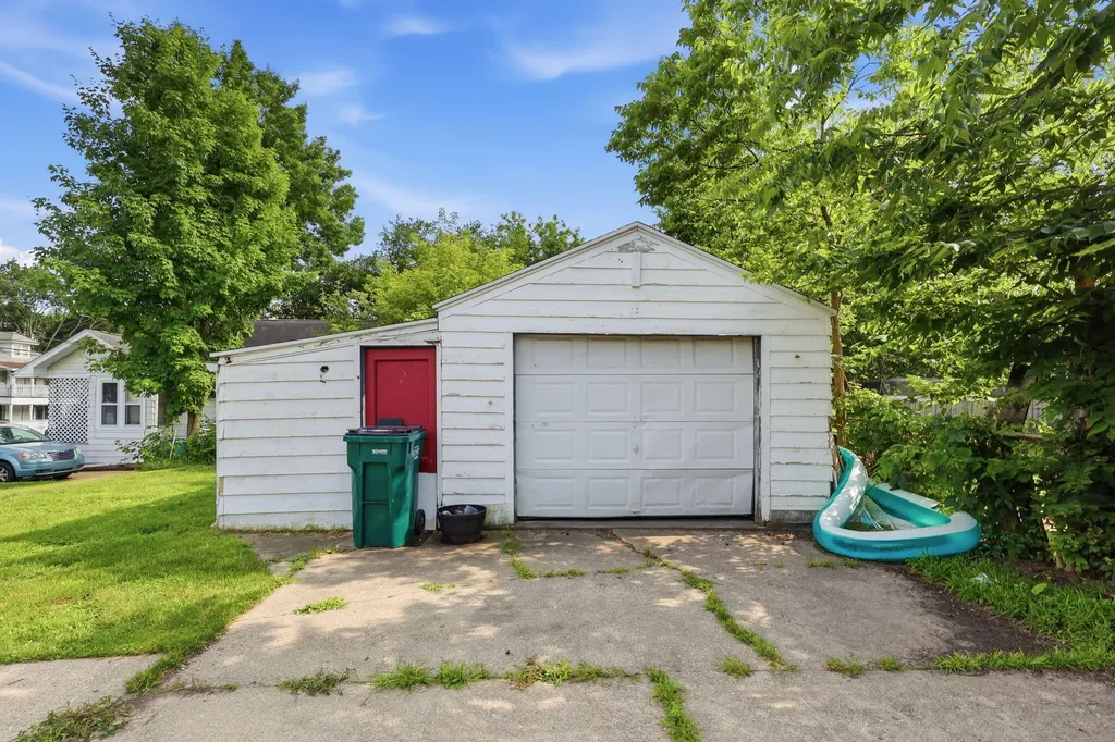 612 Baker Street Lansing City MI 48910