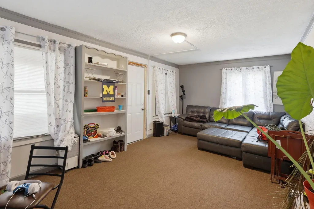 612 Baker Street Lansing City MI 48910