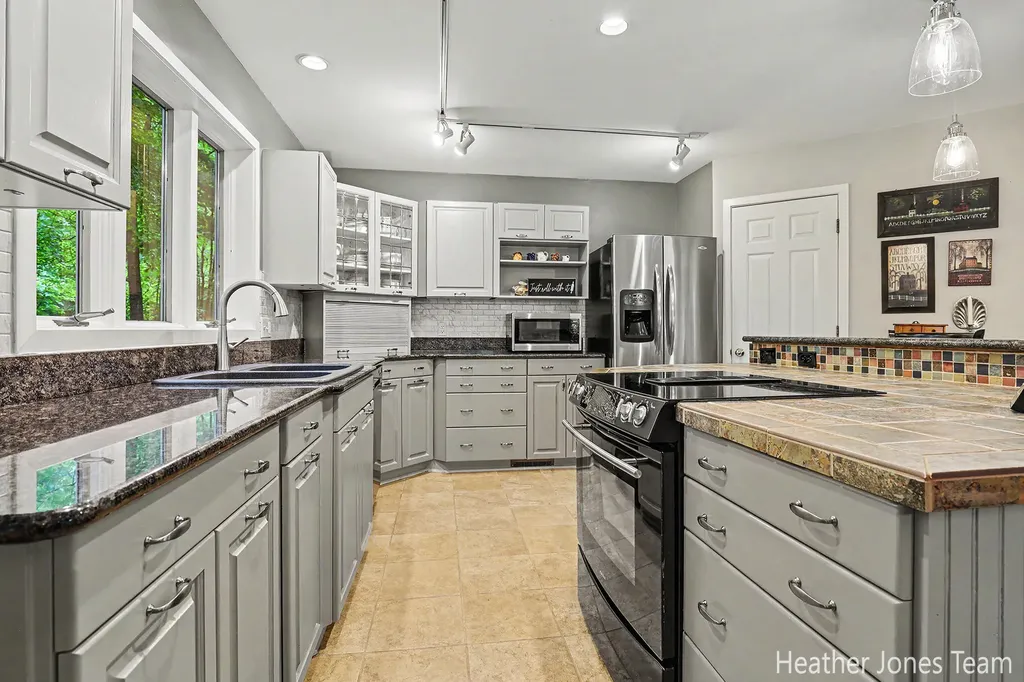 10288 Hathaway Drive Eureka Township MI 48838