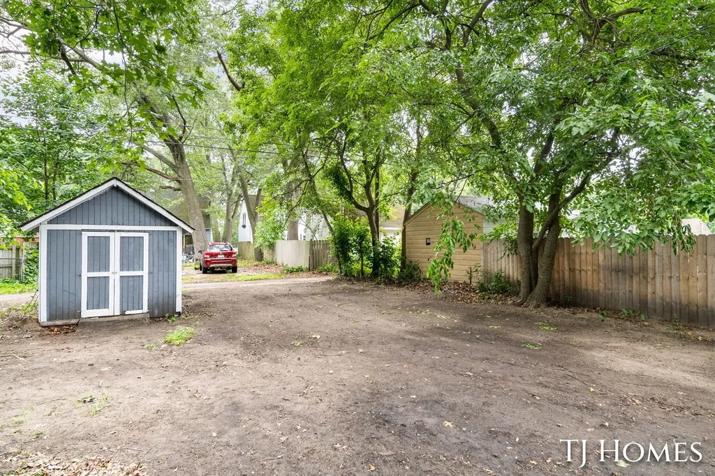 1031 Ada Avenue Muskegon City MI 49442