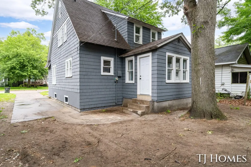 1031 Ada Avenue Muskegon City MI 49442