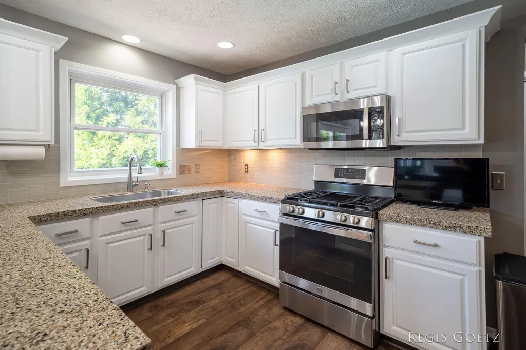 5459 Stowehill Drive SE Kentwood City MI 49508