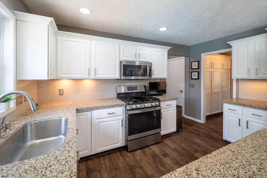 5459 Stowehill Drive SE Kentwood City MI 49508