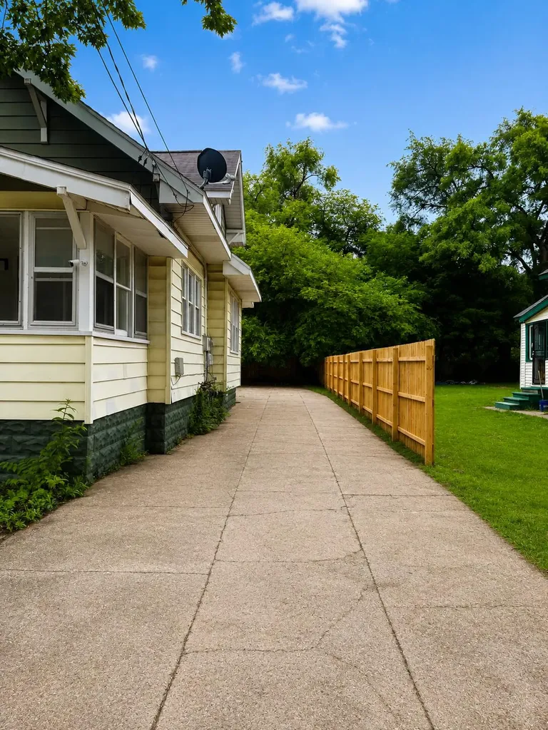 657 Allen Avenue Muskegon City MI 49442