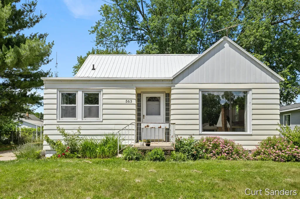 563 Ferris Street NW Walker City MI 49544