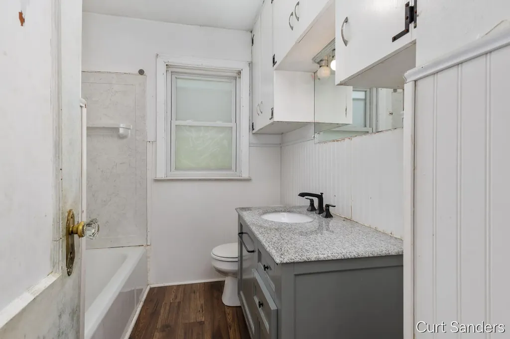 563 Ferris Street NW Walker City MI 49544