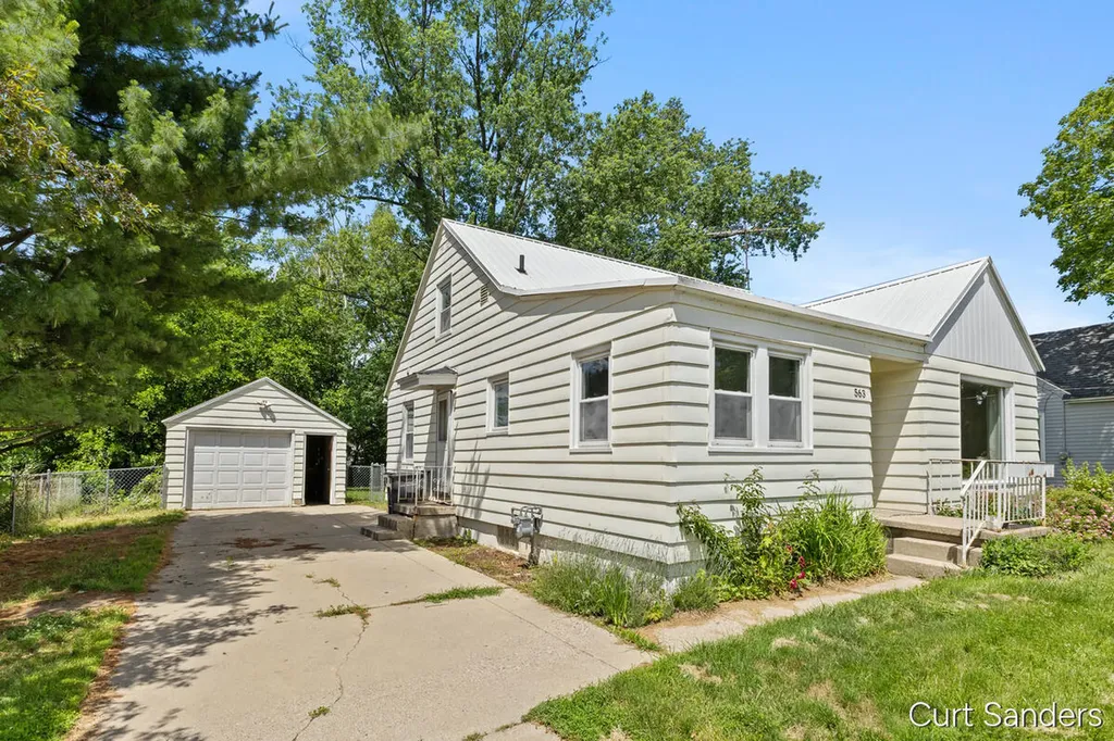 563 Ferris Street NW Walker City MI 49544